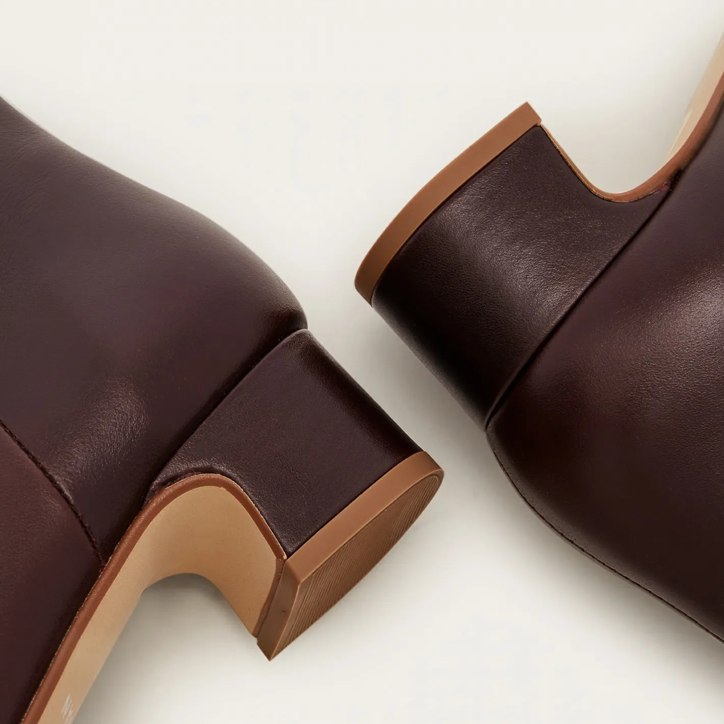 Balagan Stav Botki, Mahoniowy- Botki