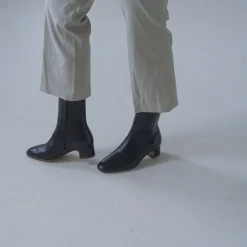 Balagan Stav Botki, Mahoniowy- Botki